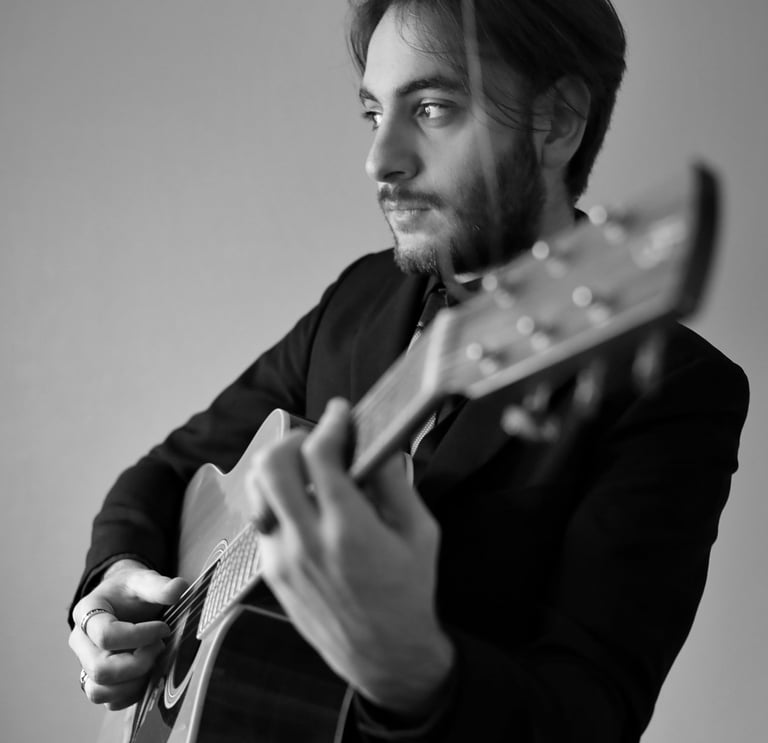 Portrait d'artiste, guitariste en noir et blanc, studio Brunoy essonne