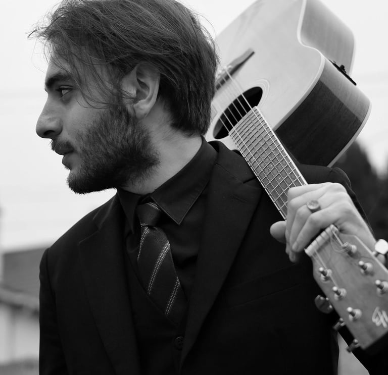 Portrait d'artiste, guitariste, en noir et blanc, studio Brunoy 
