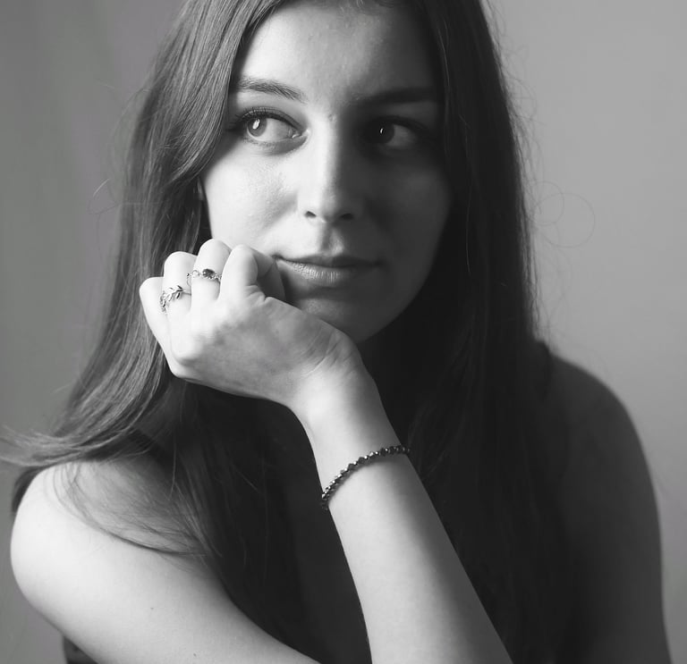 Photographie d'un mannequin, femme en noir et blanc, studio Brunoy 