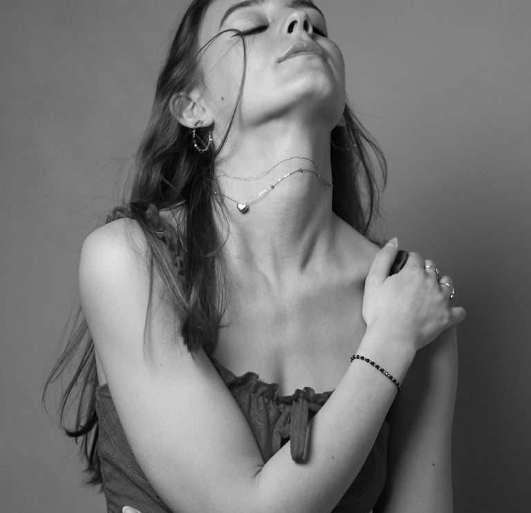 Portrait artistique, femme en noir et blanc, studio brunoy, Photo séduisante 