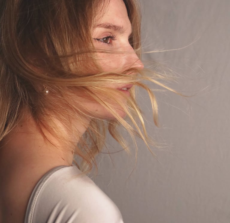 Photo de femme naturel, cheveux dans le vent, jolie blonde ,  studio Brunoy 