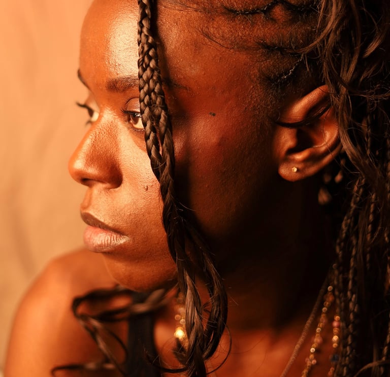 Photo Portrait studio Brunoy, lumière chaude sur jolie femme noir 