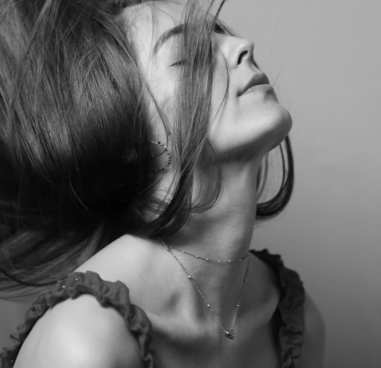 Photo portrait artistique femme, cheveux dans le vent , Studio à Brunoy, photo en noir et blanc 