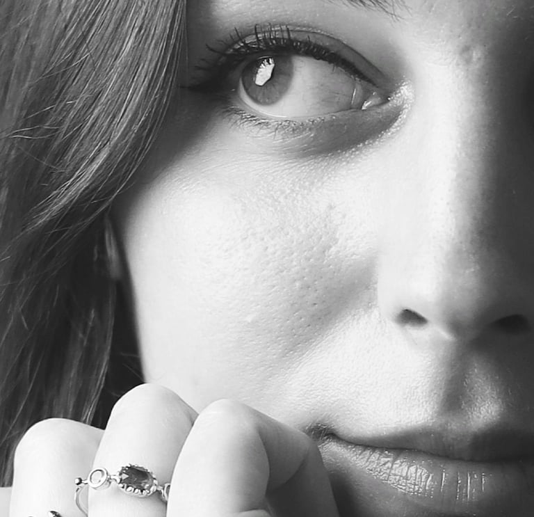 Portrait serré jolie femme, en noir et blanc, studio Brunoy 