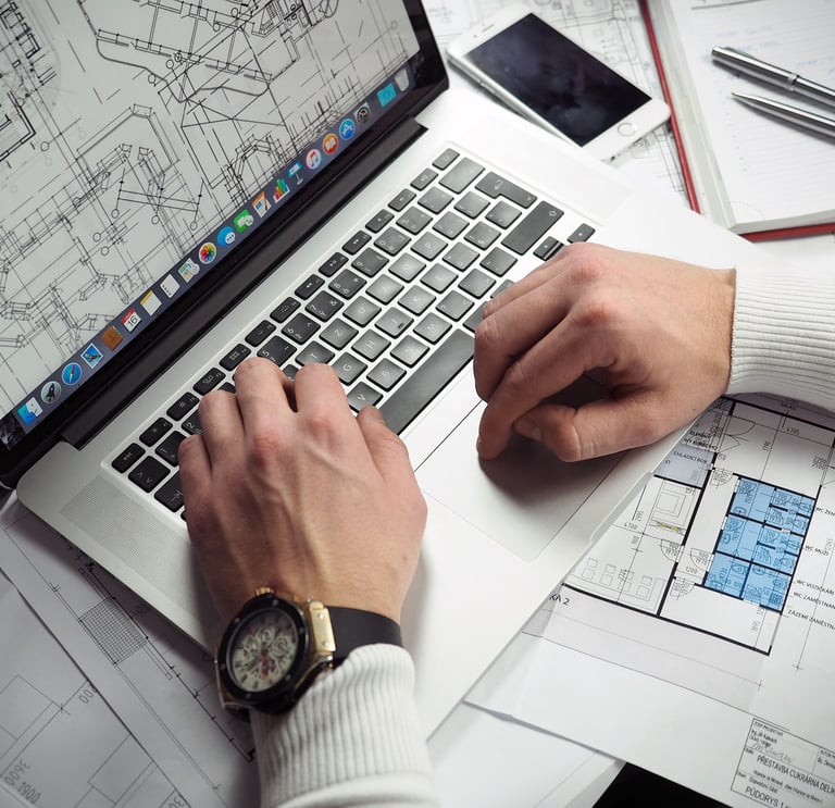 Homem trabalhando em um laptop, simbolizando planejamento e execução de projeto.