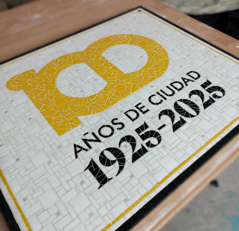 Monolito centenario en mosaico