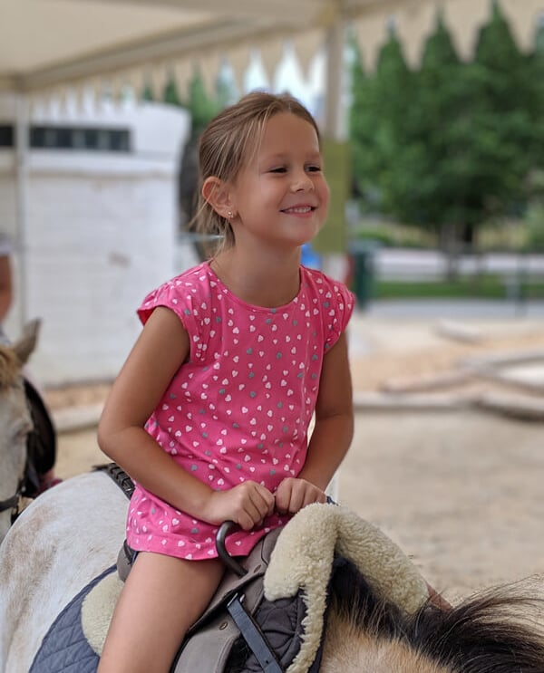 Unsere Tocher sichtlich glücklich beim Ponyreiten