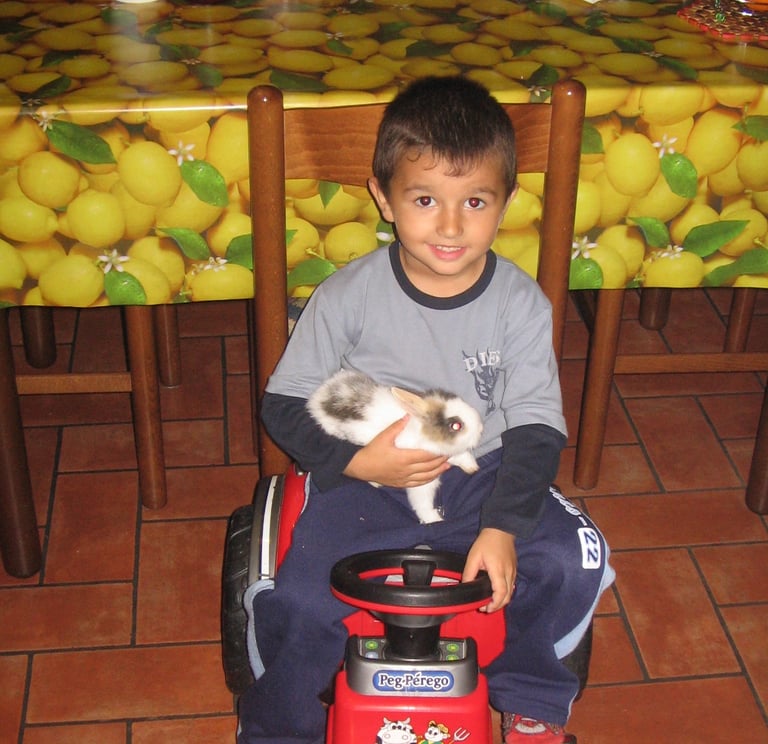 Gabriel con il suo coniglio 