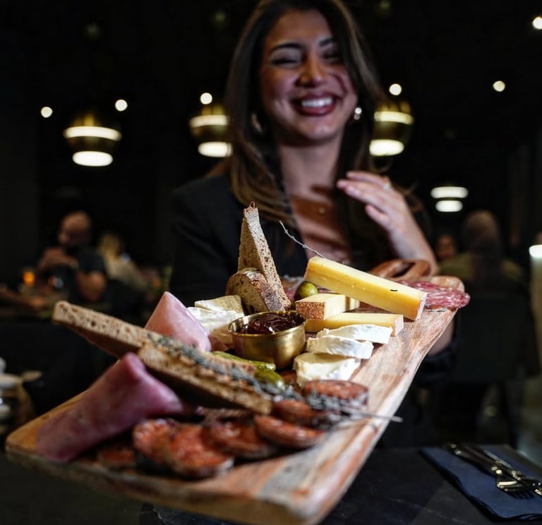 Service en salle au restaurant La Parisienne à Nîmes