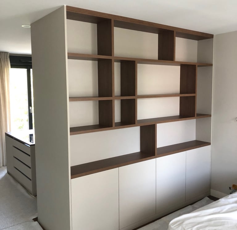 dressing cloisonnant déstructuré en bois et mélaminé blanc