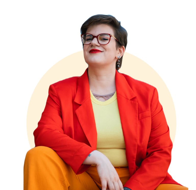 ein Foto von Swana Schuchmann im roten Blater, lächelnd