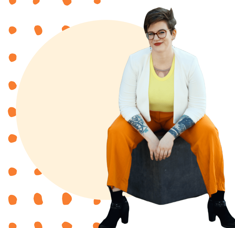 Swana Schuchmann sitzt auf einem Quadrat und schaut freundlich.