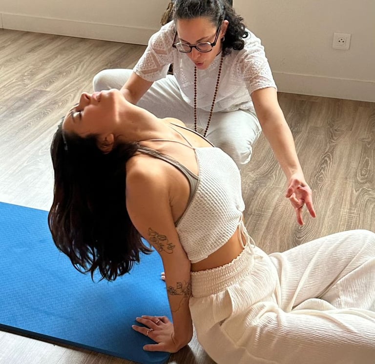 Participants allonges pendant une seance collective de Yatra Kundalini Activation a Toulouse