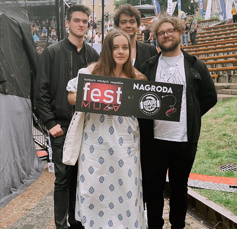 Zdjęcie przedstawia zespół Heima trzymający nagrodę za udział w konkursie muzycznym Fest Muza 2023