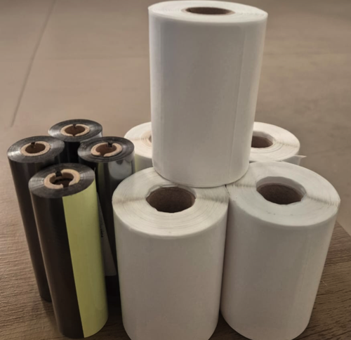 Rolos de etiqueta branca e rolos de ribbon.