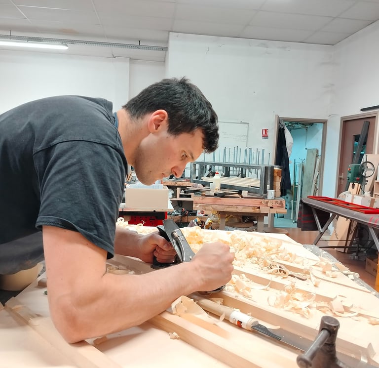 Accordeur de pianos Lyon- taille barre de table d'harmonie Steinway- Artisan Lyon