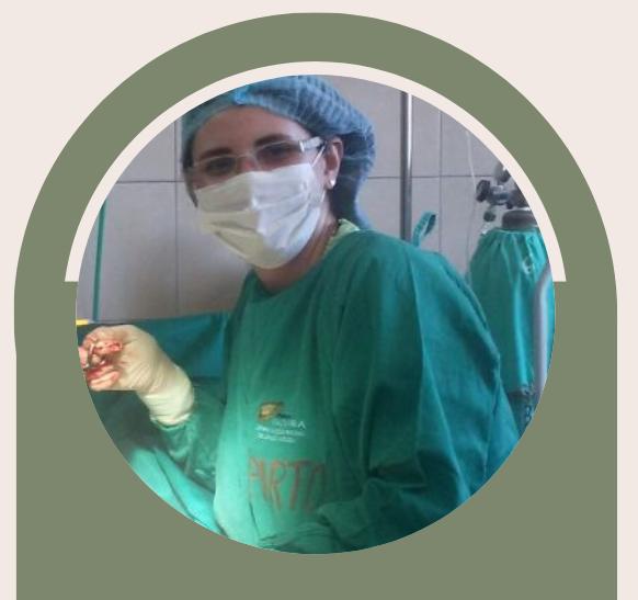 Uma médica com jaleco verde está realizando um procedimento cirúrgico