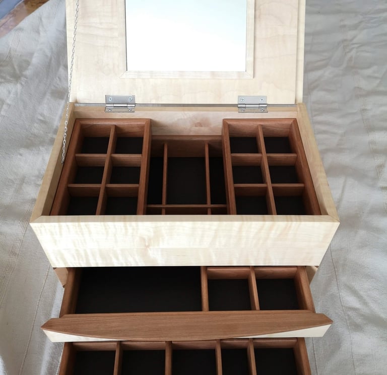 Boîte à bijoux en bois fabriquée sur mesure. Un bijou artisanal local.