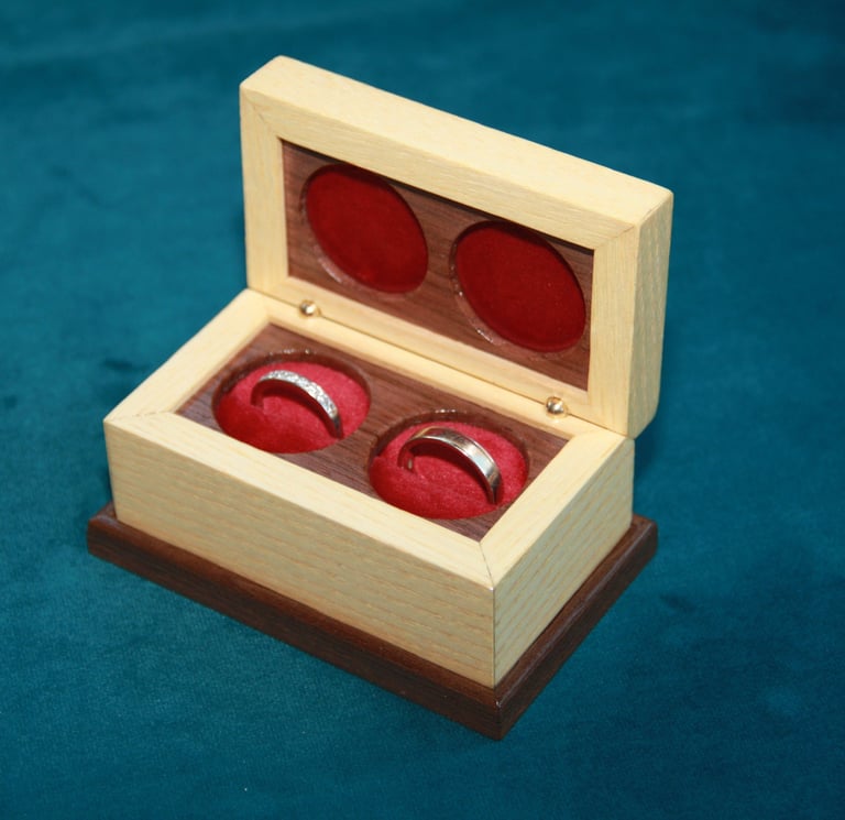 Boîte à bague unique, fabriquée à la main.