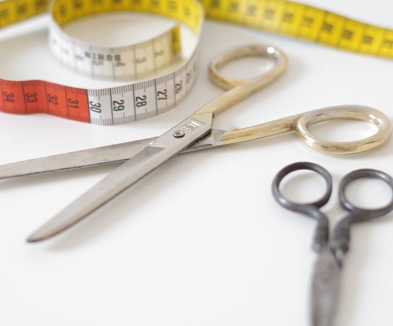 paire de ciseaux, mêtre ruban - couture débutant rozyli