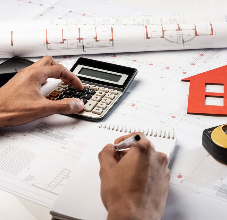 persona valuando inmuebles
