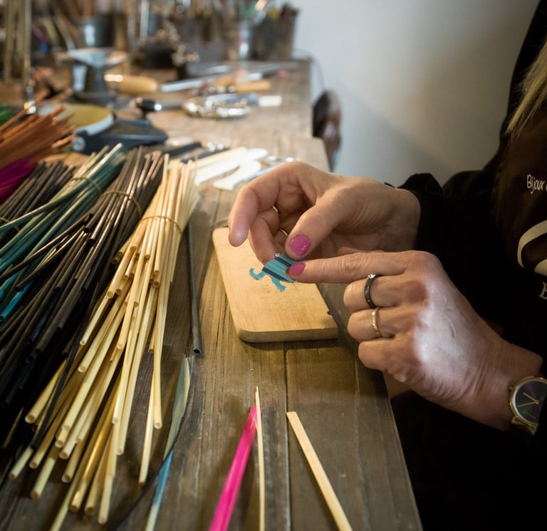 Dans l'atelier de marqueterie de paille 