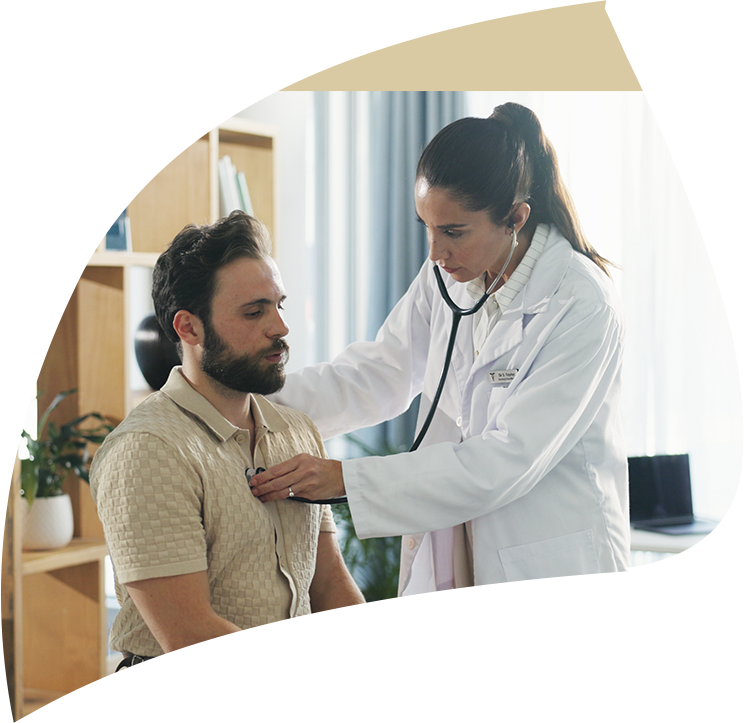 Médico examinando um paciente