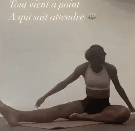 femme fait du yoga