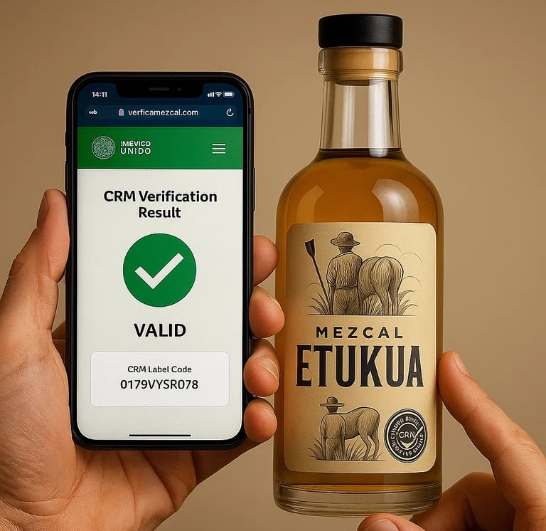 Mano sosteniendo un smartphone mostrando la página web de verificación del CRM, junto a una botella 
