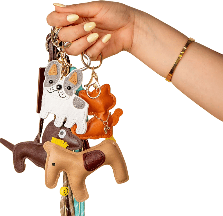 Mano sosteniendo llaveros hechos a mano