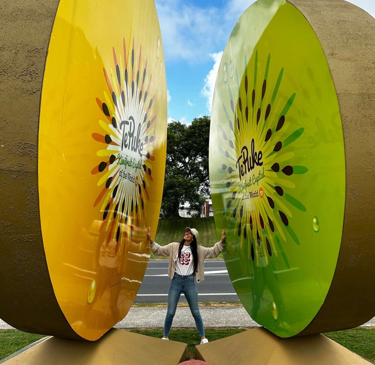 Mar en la estatua del kiwi gigante de Te Puke