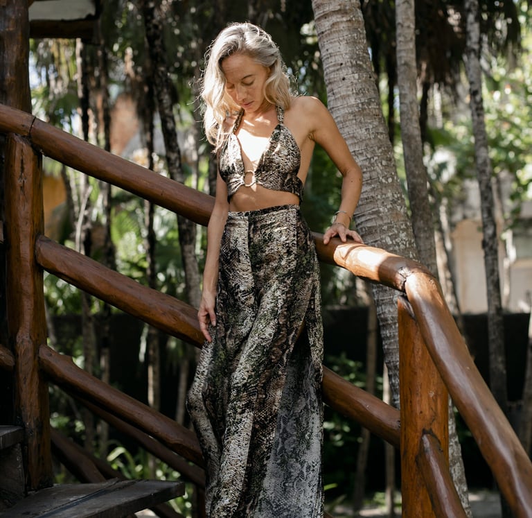 mujer usando un vestido boho chic Tulum. con fondo en la selva