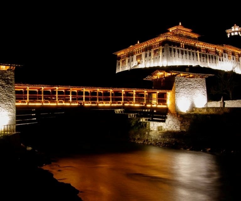 night-photography-with-cantillever-brdige-rinpung-dzong-fortress-national-museum-in-paro-valley