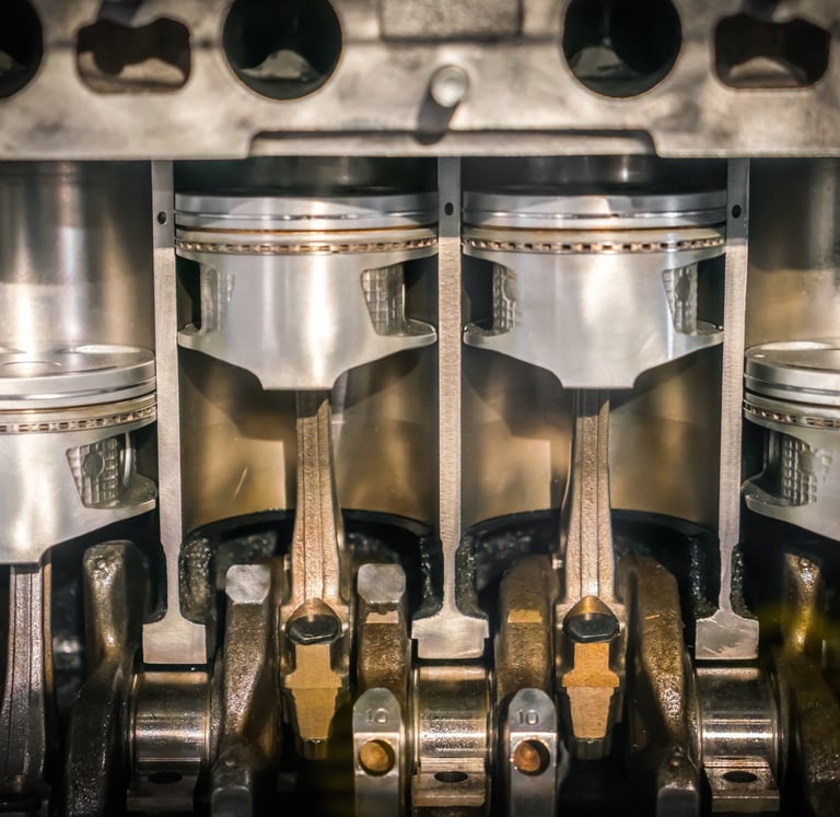 صورة مقربة لمكابس محرك سيارة نظيفة، توضح أهمية تنظيف المحرك للحفاظ على الأداء.