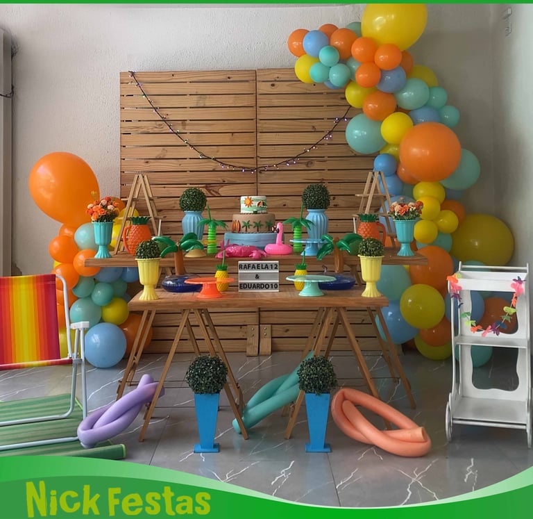 Decoração infantil tema praia com balões coloridos, painel de madeira e mesa tropical na Freguesia 