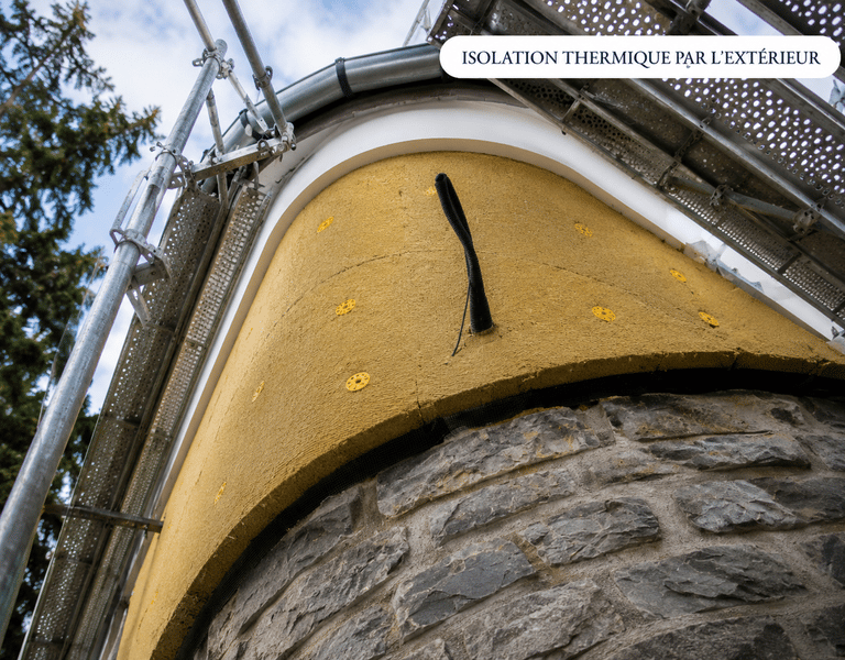 Isolation thermique extérieure sur façade arrondie avec échafaudage