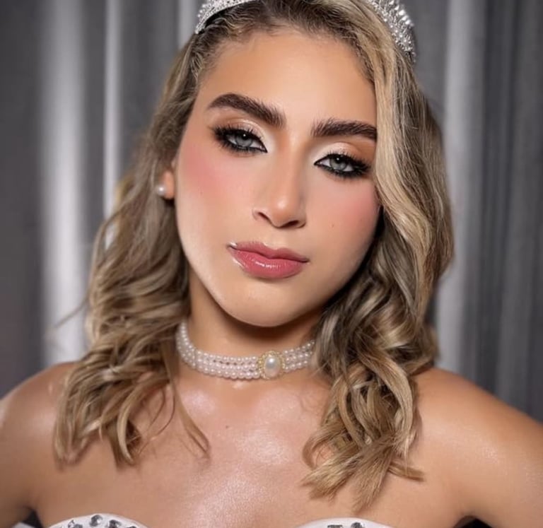 Novia con maquillaje de alta gama aplicado por Lizeth Quevedo