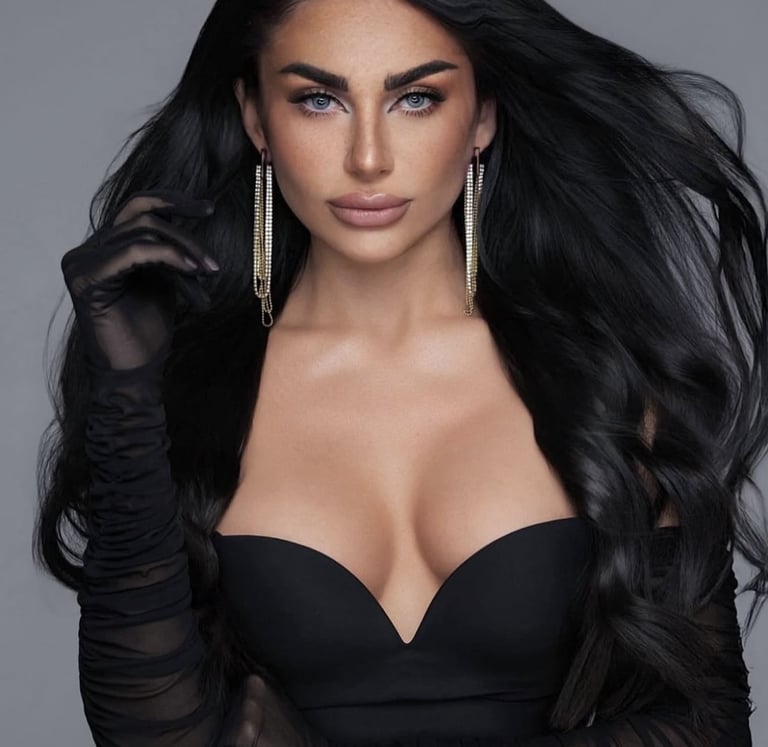 Maquilladora profesional realizando maquillaje glam en Valencia