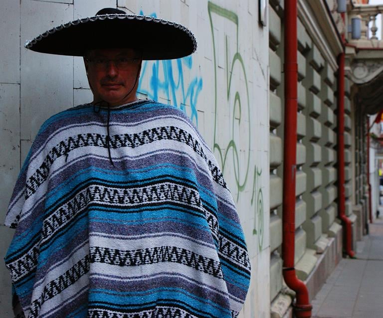 Meksikiecio kostiumas, ponco ir sombrero.