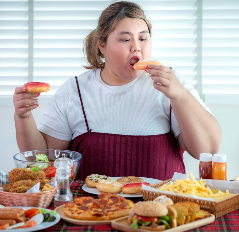 uma mulher comendo compulsivamente muitas comidas calóricas
