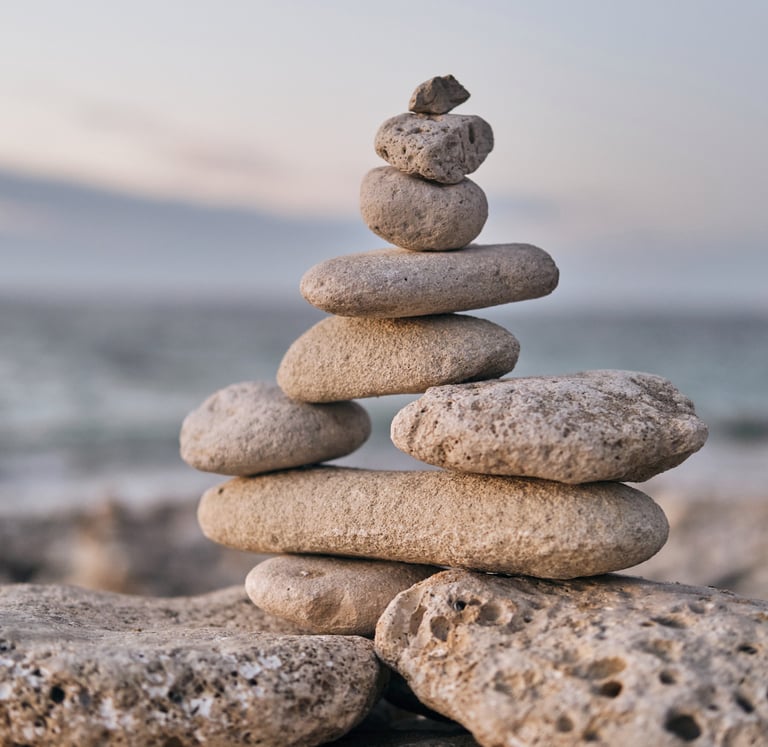 kinésiologue à Pithiviers, Jean-Baptiste Germain utilise ces galets comme symbole de l'équilbre