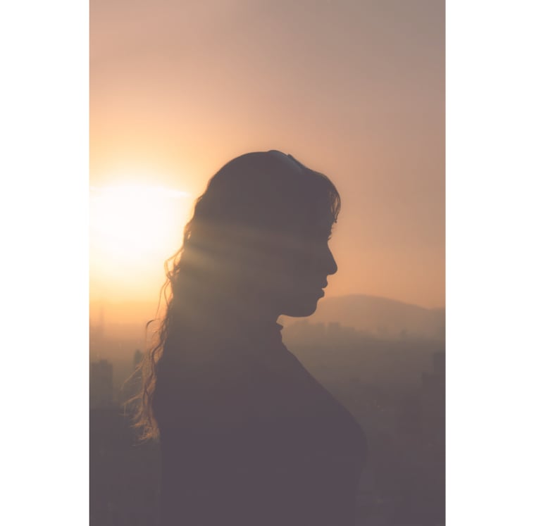 femme en clair obscur symbole de transition