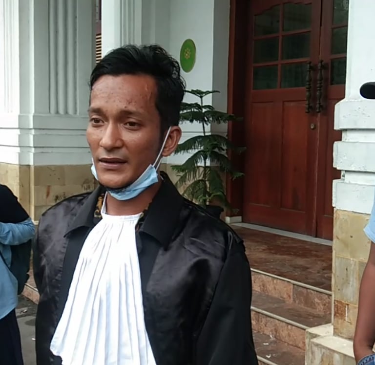 Salman Alfarizi Simanjuntak (tengah), selaku ketua PH para terdakwa