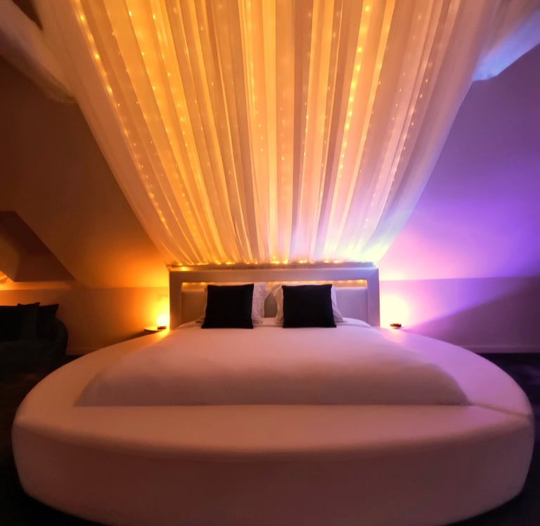 Lit de la love room de l'hebergement insolite