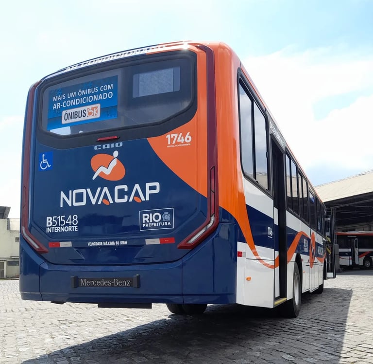 ônibus 0km 2024 modelo Caio Apache Vip V visto da traseira lado direito