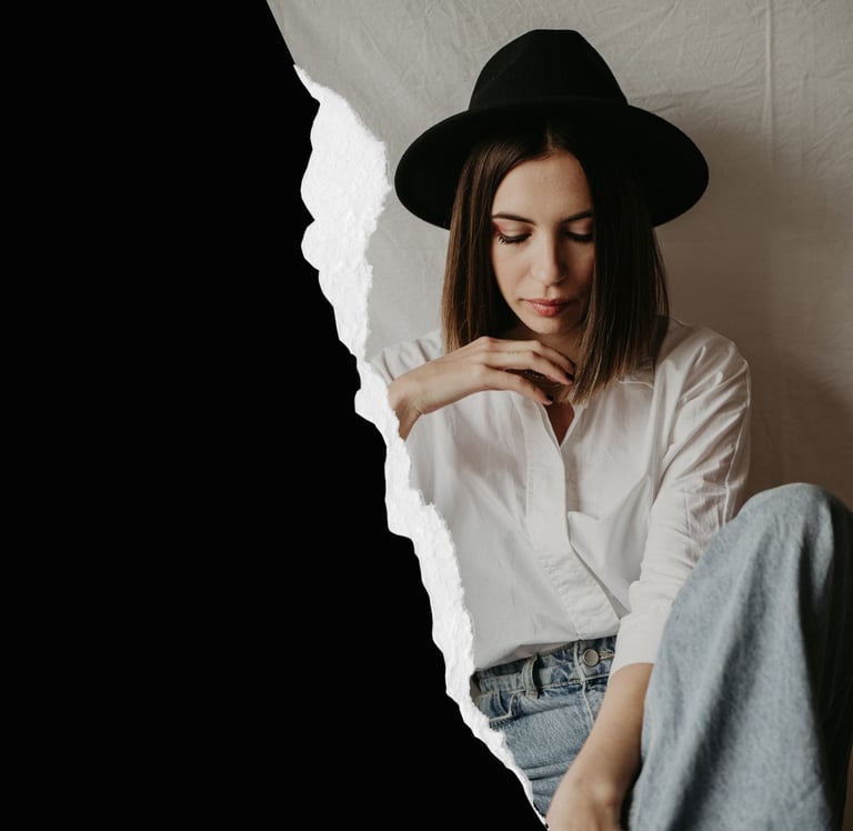 retrato corporativo de una mujer con una camisa blanca y tejanos