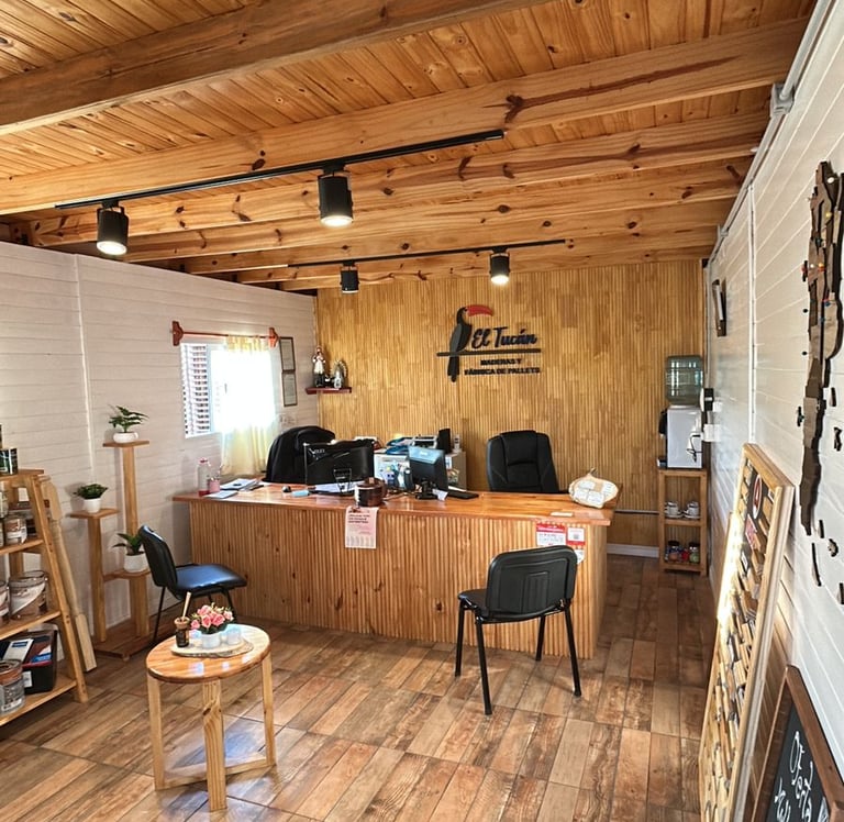Interior de oficina rústico de madera con paredes de madera, un gran mostrador de recepción.