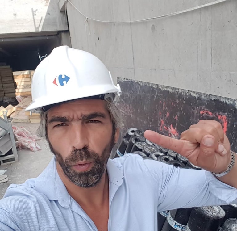 Juan Torralbo visitando un futuro Carrefour Market en obras