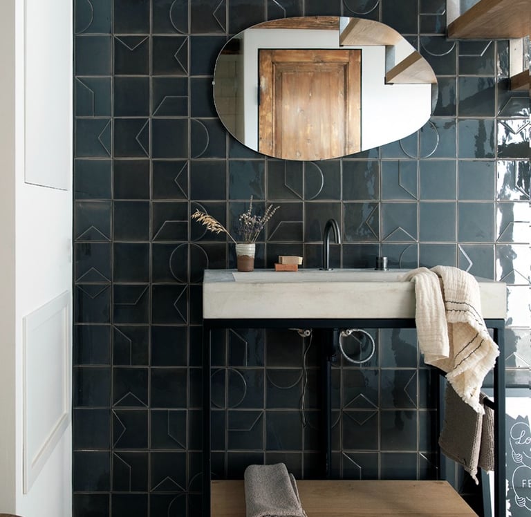łazienka z ciemnymi płytkami ceramicznymi