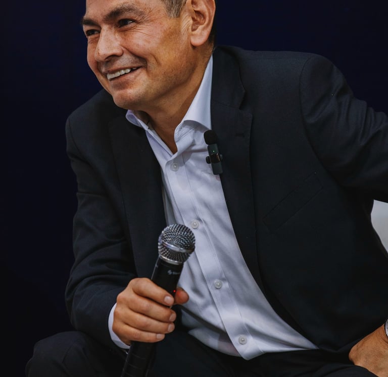 Bernardo presentan su libro en la FIL de Guadalajara